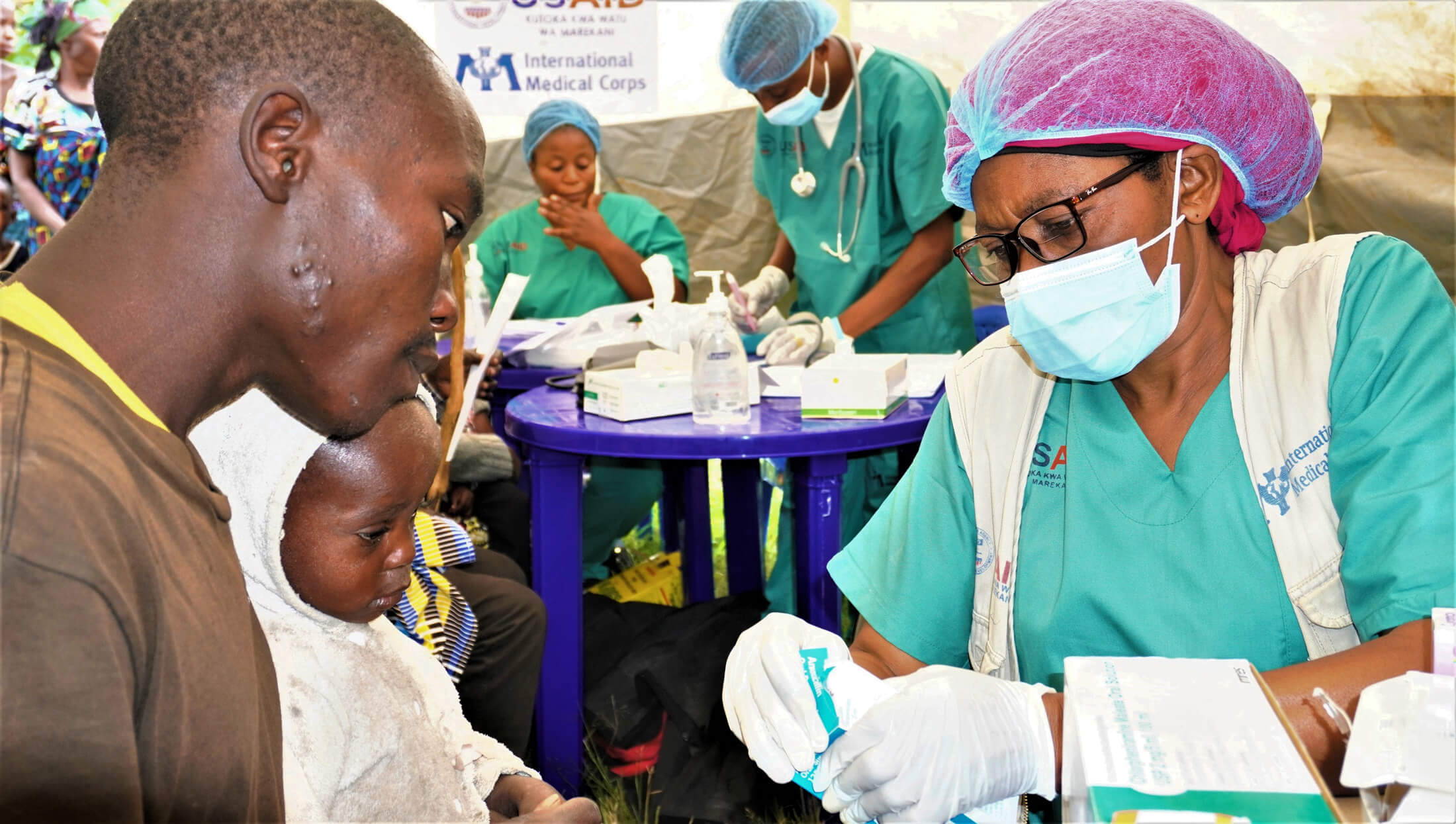 DRC_2023.04.24_MINOVA_Esperance,-one-of-IMC's-nurses-explaining-how-to-take-medecines-to-an-IDP,-beneficiary-in-Minova-Mobile-Clinic